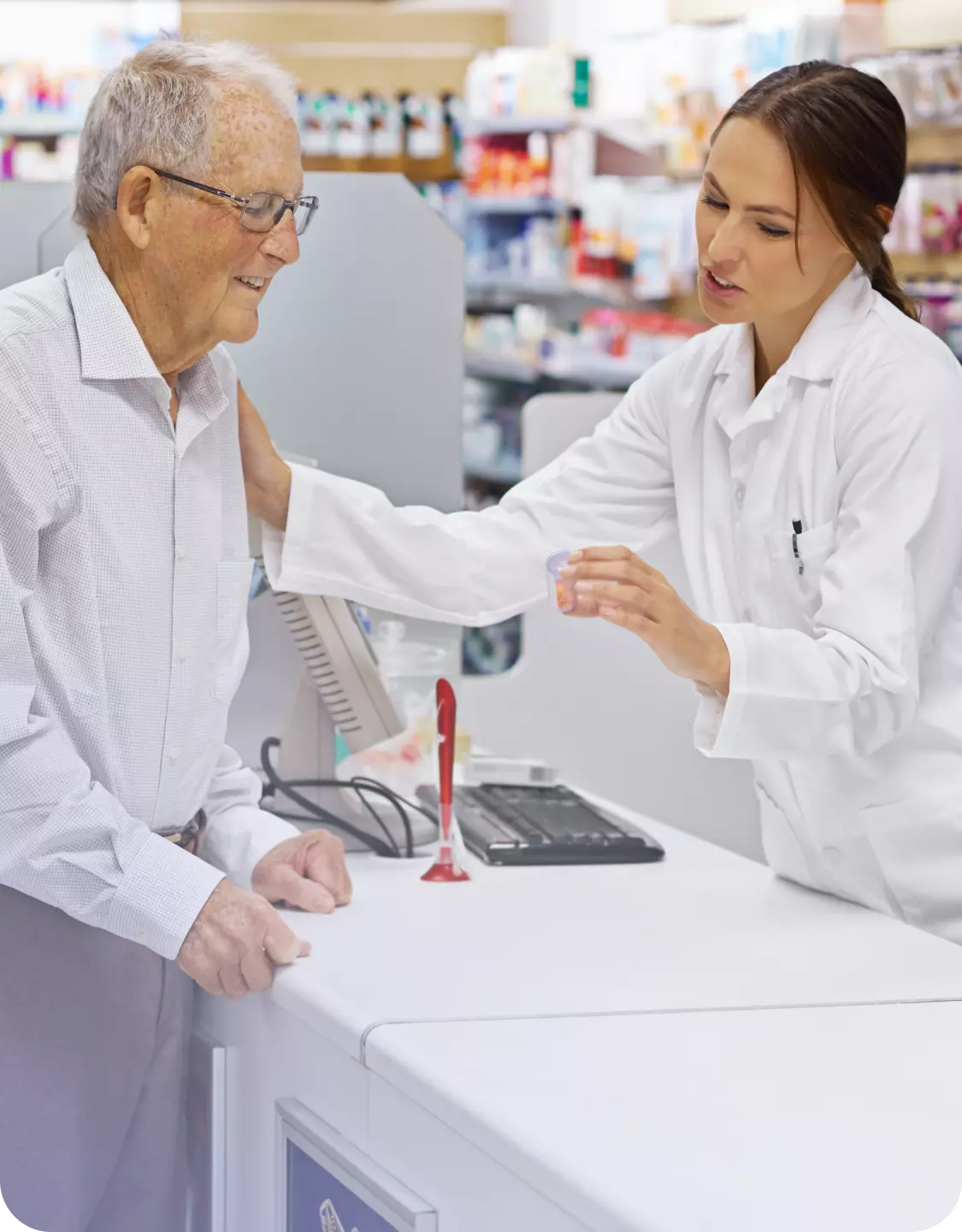 Farmacêutica mostrando medicamentos para um idoso